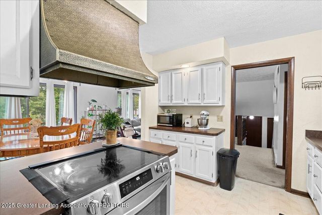 2524 Newport Dr Drive, Lansing, MI 48906