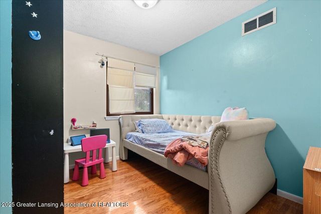 2524 Newport Dr Drive, Lansing, MI 48906