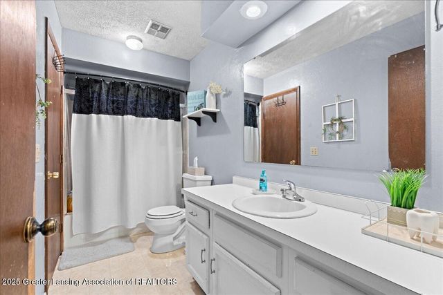 2524 Newport Dr Drive, Lansing, MI 48906