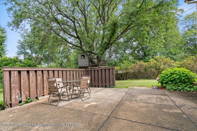 2524 Newport Dr Drive, Lansing, MI 48906