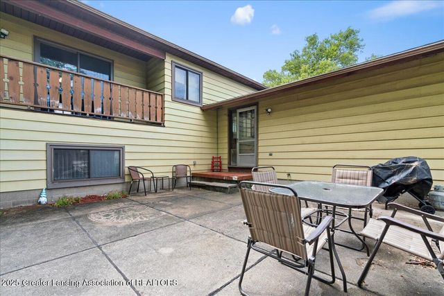 2524 Newport Dr Drive, Lansing, MI 48906