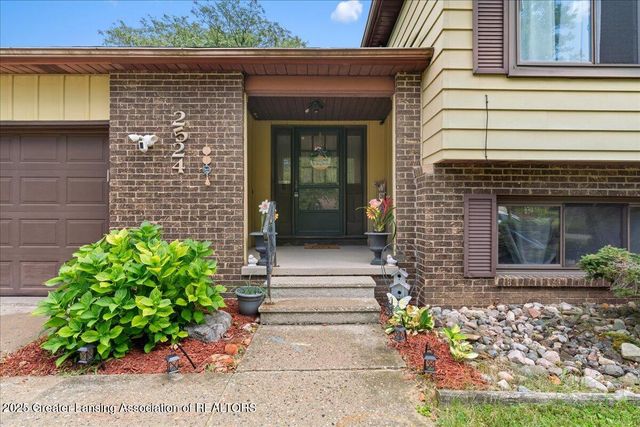 2524 Newport Dr Drive, Lansing, MI 48906