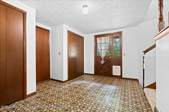 2524 Newport Dr Drive, Lansing, MI 48906