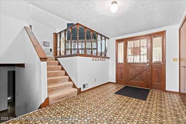 2524 Newport Dr Drive, Lansing, MI 48906