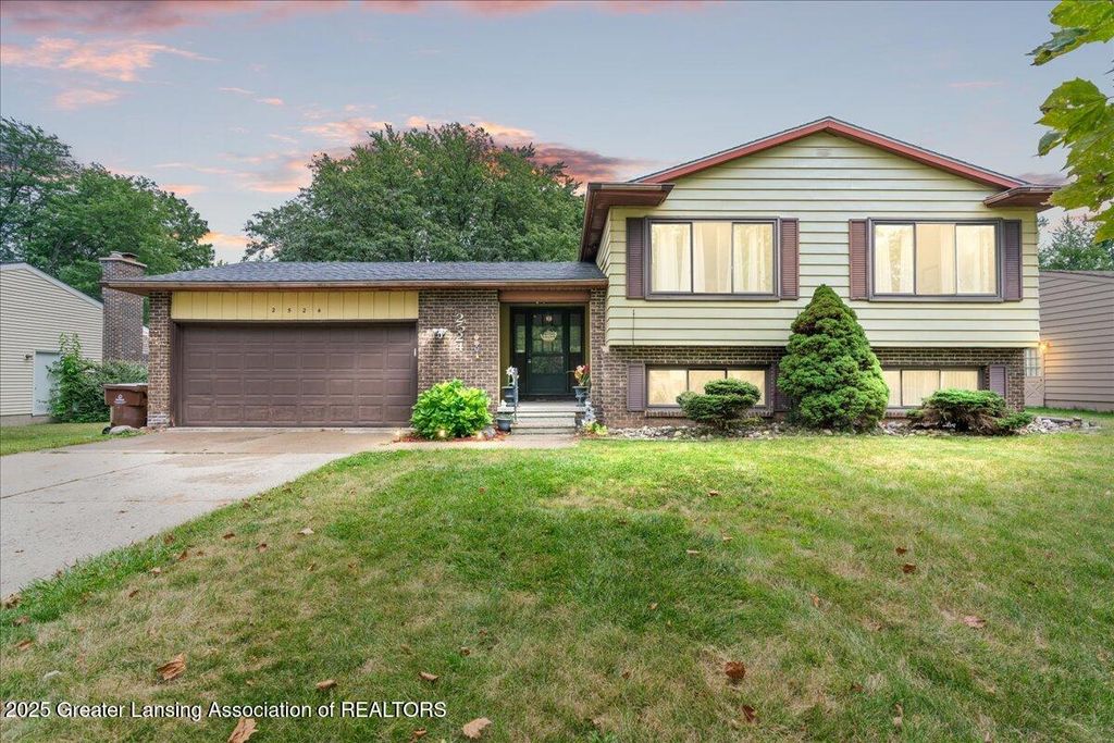 2524 Newport Dr Drive, Lansing, MI 48906