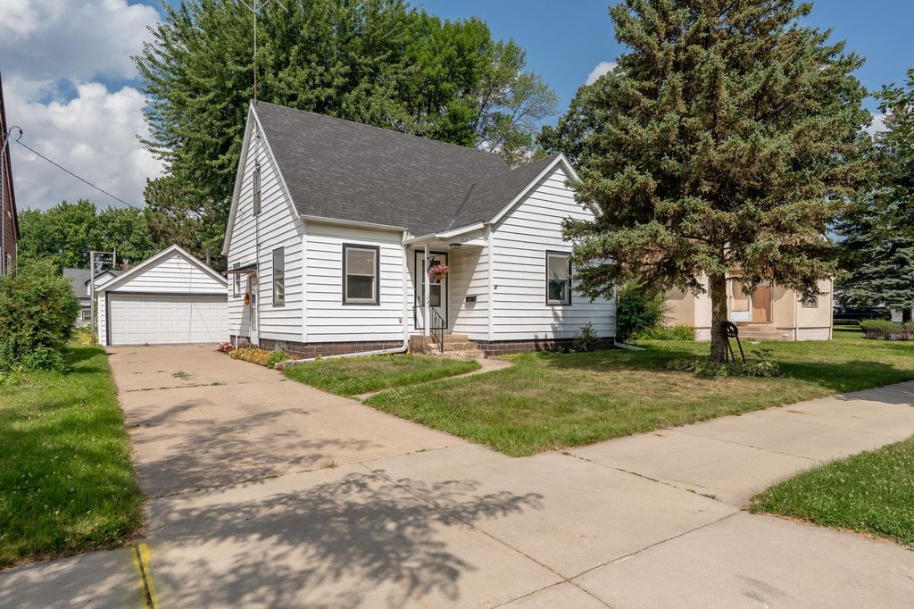 102 5th Street NE, Montgomery, MN 56069 — exterior