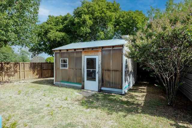 308 Hallvale Drive, White Settlement, TX 76108