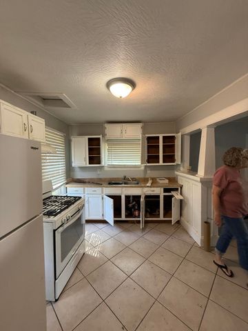 1634 N Rogers Avenue, Springfield, MO 65803