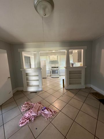 1634 N Rogers Avenue, Springfield, MO 65803