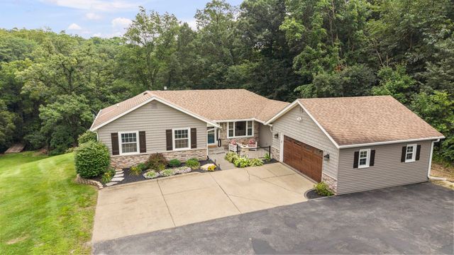 2260 Tara Lane, Leclaire, IA 52723