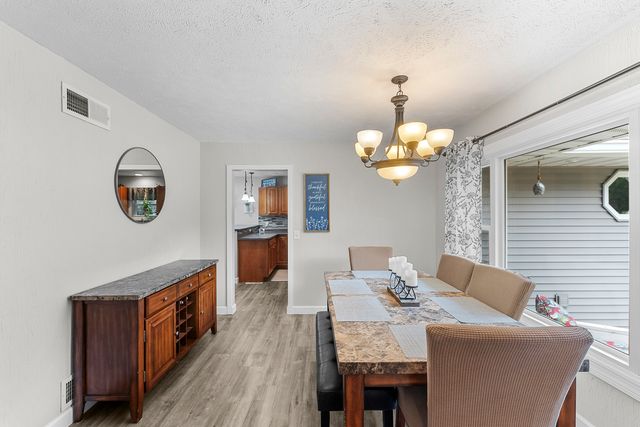 2260 Tara Lane, Leclaire, IA 52723