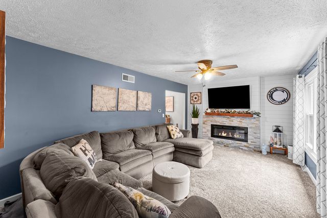 2260 Tara Lane, Leclaire, IA 52723