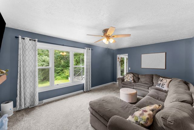 2260 Tara Lane, Leclaire, IA 52723