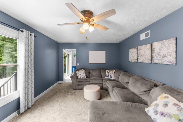 2260 Tara Lane, Leclaire, IA 52723