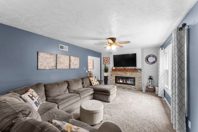 2260 Tara Lane, Leclaire, IA 52723