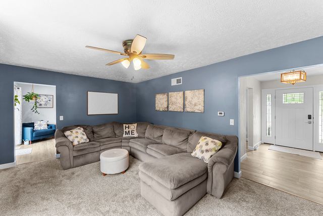 2260 Tara Lane, Leclaire, IA 52723