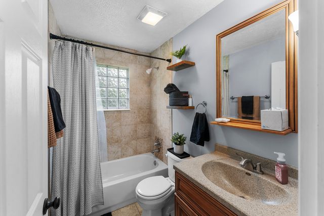 2260 Tara Lane, Leclaire, IA 52723