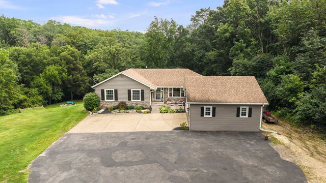 2260 Tara Lane, Leclaire, IA 52723