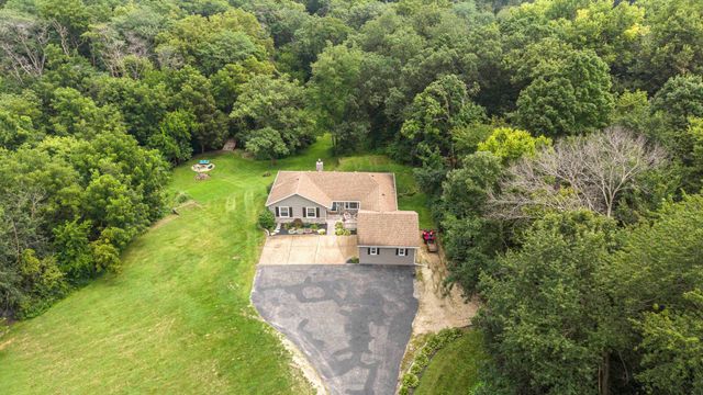 2260 Tara Lane, Leclaire, IA 52723