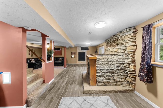 2260 Tara Lane, Leclaire, IA 52723