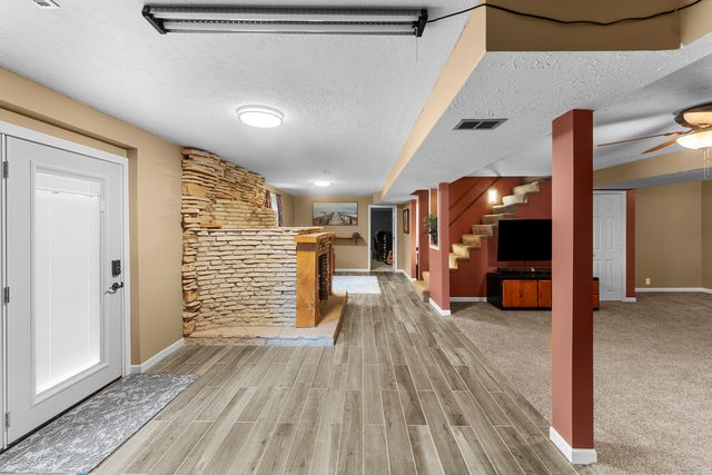 2260 Tara Lane, Leclaire, IA 52723