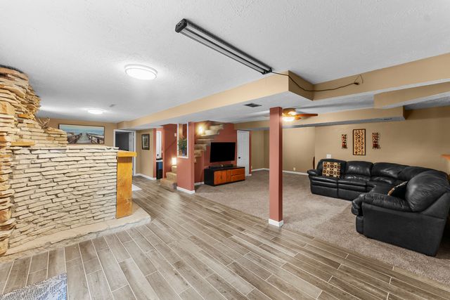 2260 Tara Lane, Leclaire, IA 52723