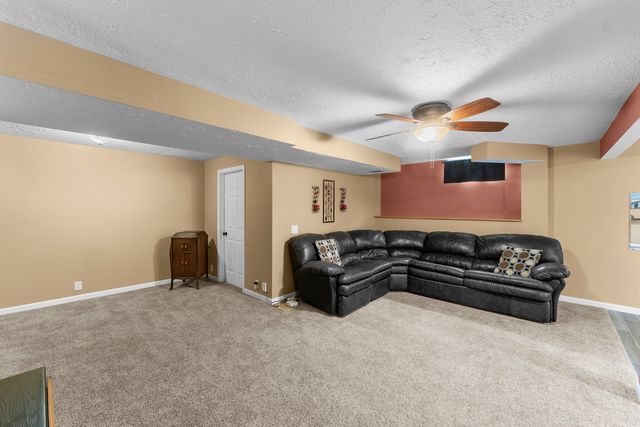 2260 Tara Lane, Leclaire, IA 52723