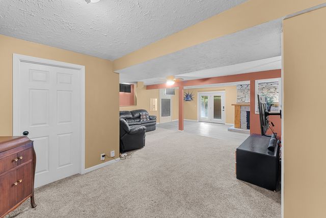 2260 Tara Lane, Leclaire, IA 52723