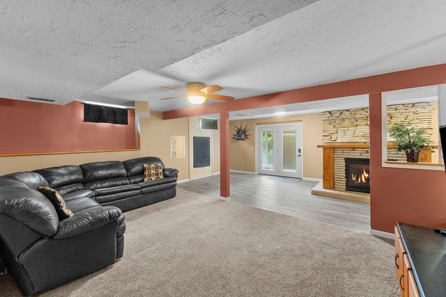 2260 Tara Lane, Leclaire, IA 52723
