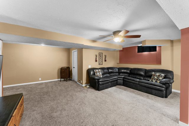 2260 Tara Lane, Leclaire, IA 52723