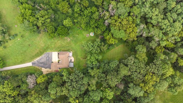 2260 Tara Lane, Leclaire, IA 52723
