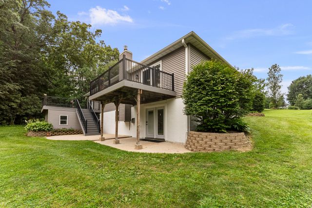 2260 Tara Lane, Leclaire, IA 52723