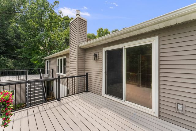 2260 Tara Lane, Leclaire, IA 52723