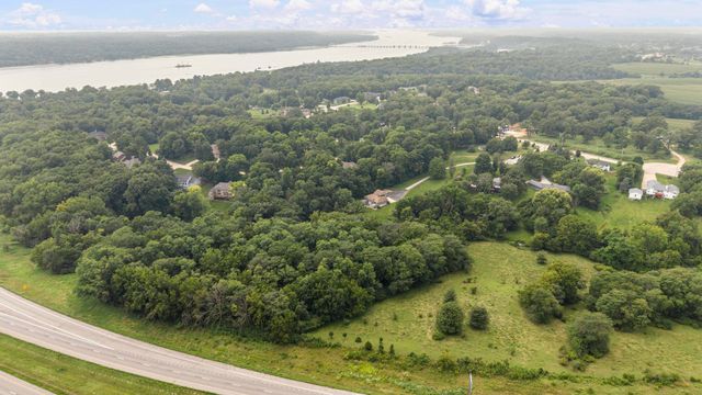 2260 Tara Lane, Leclaire, IA 52723