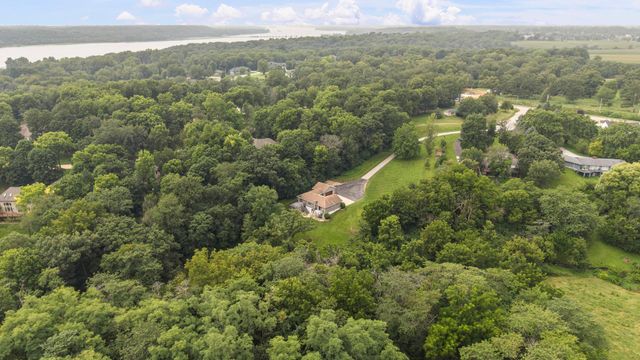 2260 Tara Lane, Leclaire, IA 52723