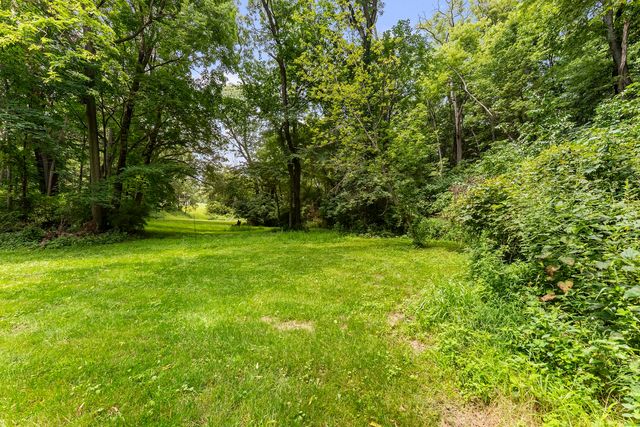 2260 Tara Lane, Leclaire, IA 52723