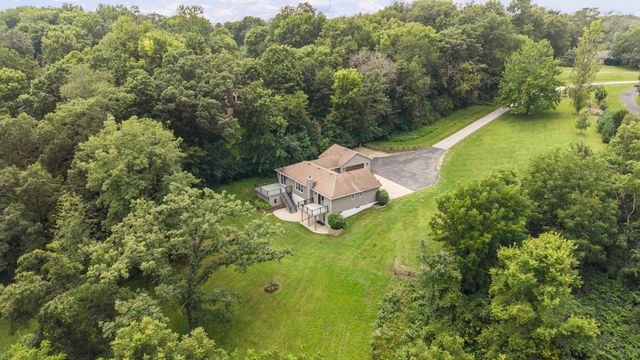 2260 Tara Lane, Leclaire, IA 52723