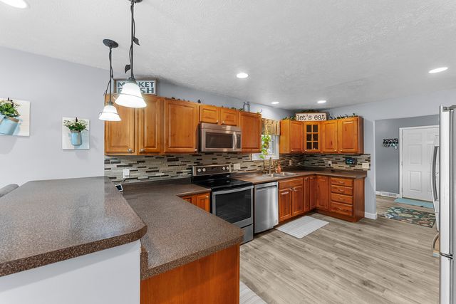 2260 Tara Lane, Leclaire, IA 52723