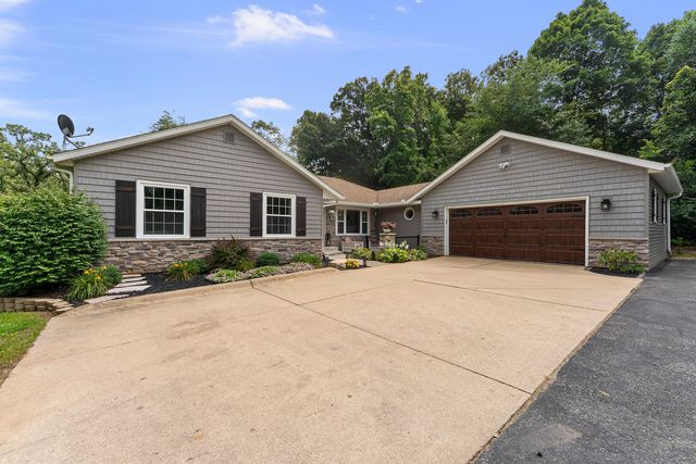 2260 Tara Lane, Leclaire, IA 52723