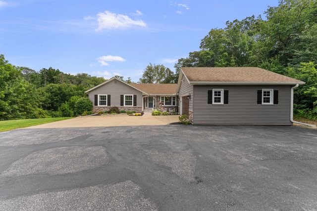 2260 Tara Lane, Leclaire, IA 52723