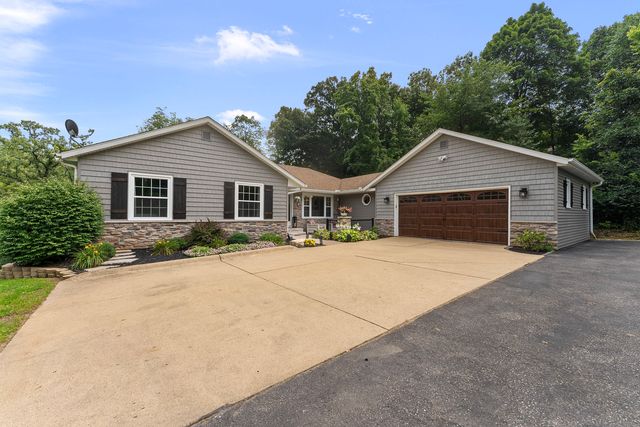 2260 Tara Lane, Leclaire, IA 52723