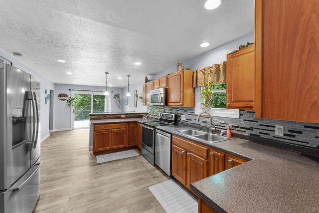 2260 Tara Lane, Leclaire, IA 52723