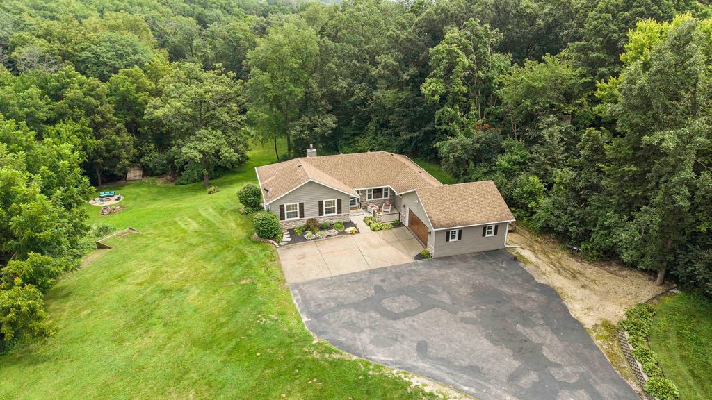2260 Tara Lane, Leclaire, IA 52723