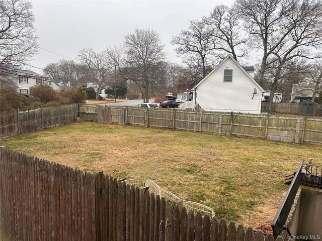 194 E Parkview Drive, Shirley, NY 11967