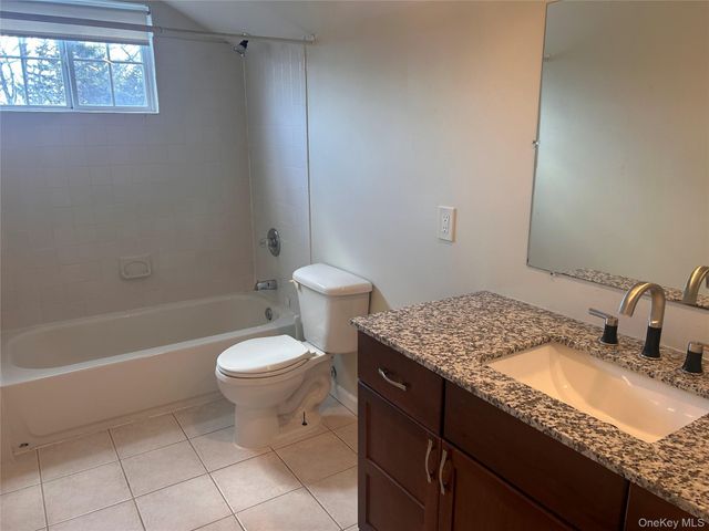 194 E Parkview Drive, Shirley, NY 11967