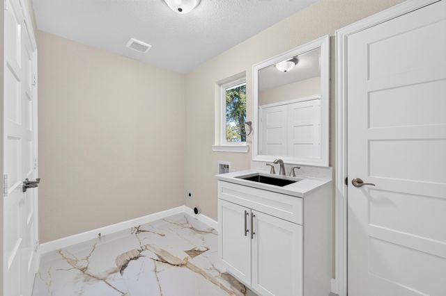 801 Highwoods Trail, Fort Worth, TX 76112