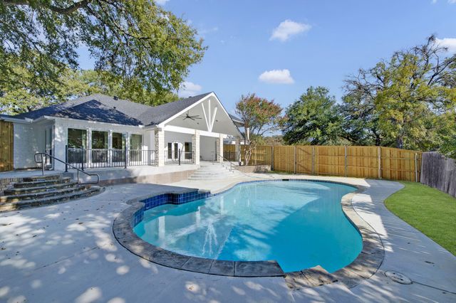 801 Highwoods Trail, Fort Worth, TX 76112
