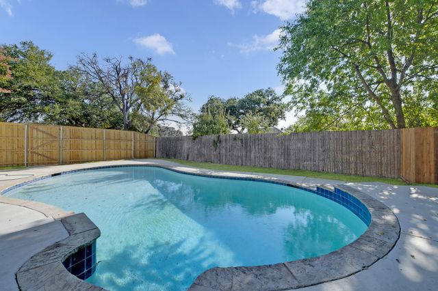 801 Highwoods Trail, Fort Worth, TX 76112
