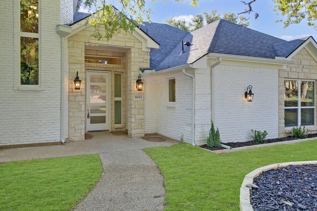 801 Highwoods Trail, Fort Worth, TX 76112