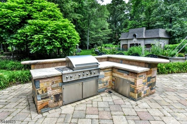 21 Baldwin Rd, Saddle River Boro, NJ 07458